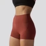 BORN PRIMITIVE Your Go To Booty Shorts -naisten shortsit - Tiilen punainen